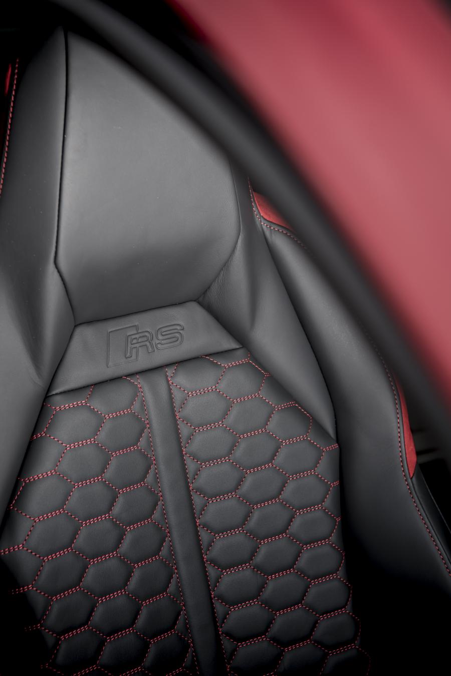 Детали интерьера Audi RS Q3 2019 года  (UK) (фото 50 из 63)